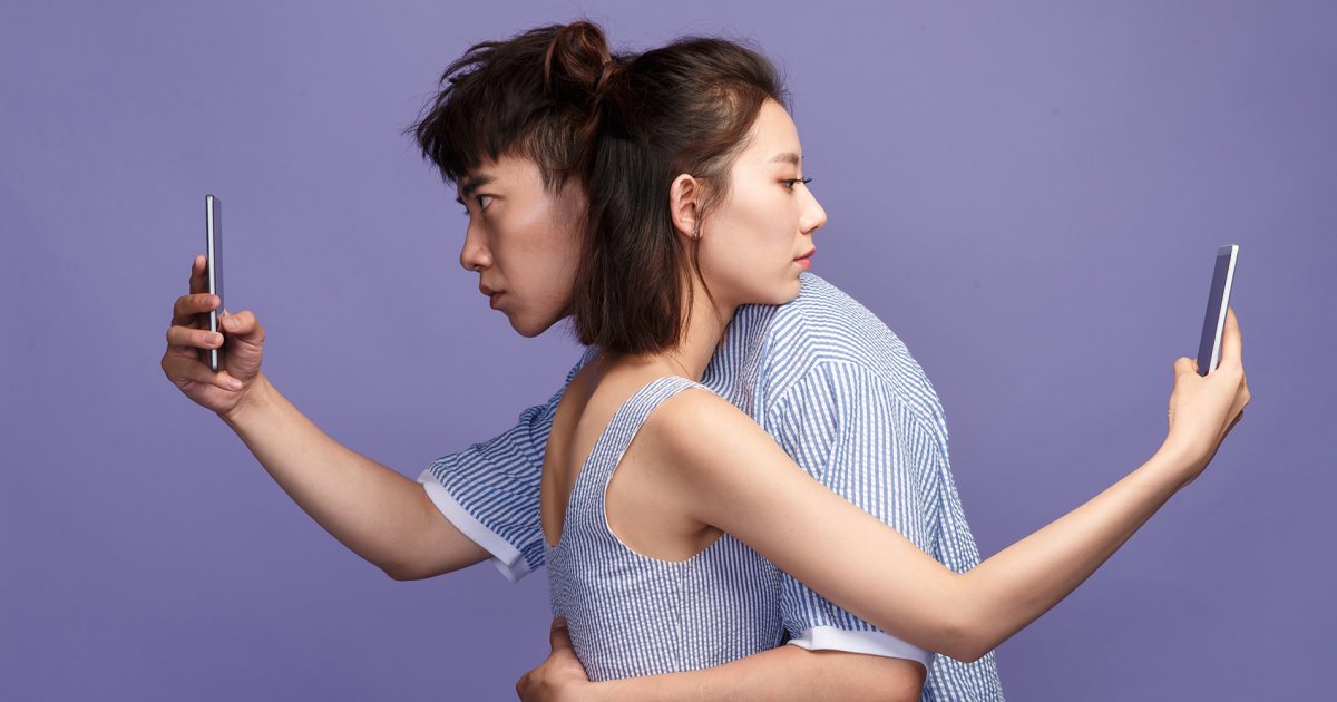 Téléphone retourné écran contre table dans un couple